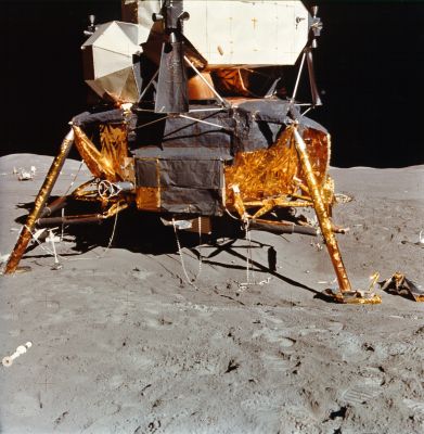 AS 15-87-11839 - The LM "Falcon" (HR)
Una spettacolare ripresa ravvicinata del LM "Falcon" il quale ci appare in tutta la sua "modestia (dimensionale)" e "fragilità" (eppure i fatti hanno dimostrato che la nostra impressione è erronea). Alla Vostra Sx, sullo sfondo, si riesce a vedere il LR ed un Astronauta mentre si aggira fra le varie dotazioni posizionate sulla superficie della Luna per compiere i prescritti esperimenti. 
Parole chiave: LM, LR and Lunar Equipment