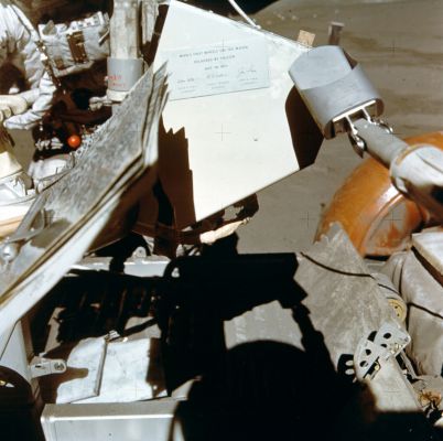 AS 15-88-11862 (HR) - The "First Wheels" on the Moon
Placca commemorativa che recita "MAN'S FIRST WHEELS ON THE MOON DELIVERED BY FALCON JULY 30, 1971".

Si tratta, anche in questo caso, di un'immagine che "fissa" un momento di grande valore storico; tuttavia, anche considerando i problemi (eufemismo!) che stiamo creando al nostro ambiente (oltre che alla qualità della nostra Vita) e che sono legati al traffico (ossìa all'uso più bieco, smodato ed eccessivo che si possa fare di quel 'mezzo meccanico' comunemente chiamato e conosciuto come 'macchina' o 'autovettura'), non sappiamo se dovremmo essere tanto fieri di questa frase e di questa placca...

Il Futuro e la Storia, come sempre, saranno i nostri giudici.
Parole chiave: Lunar Rover