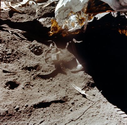 AS 15-88-11890 - A feather in the Sun... (HR)
L'esperimento Galileiano eseguito davanti alle telecamere (a proposito: siamo riusciti ad entrare in possesso del filmato originale!) è interessante e, per chi non lo conoscesse, davvero sorprendente (si tratta di due corpi aventi un peso sostanzialmente diverso - ivi: un martello ed una piuma - i quali, lasciati cadere dalla stessa altezza, raggiugono il suolo lunare esattamente allo stesso momento). 
Premesso che non è comunque questa la sede per trattare le implicazioni fisiche dell'esperimento, desideriamo attrarre la Vostra attenzione su un dettaglio. Guardate la piuma: essa giace sulla superficie Lunare, al Sole. Temperatura della Luna al Sole? Tra i +120° ed i +140° Celsius. 
E come reagisce la piuma a queste condizioni estreme? Brucia? 
Macchè: intatta.
Galileo a parte, questa immagine ci sembra essere meritevole di qualche riflessione. In quanti si sono chiesti, infatti (specie allorquando si inizia a parlare di 'Moon Hoax') 'come mai le tute degli Astronauti non si bruciano al Sole'? 'Come mai il metallo del LM o del LR non fonde'? 'Come mai le miracolose pellicole Kodak non si sciolgono'?

Rispondiamo noi: per lo stesso motivo per cui anche una semplice piuma d'oca, gettata sulla superficie della Luna, in una zona esposta al Sole ed assolutamente non protetta nè schermata - come vedete - non brucia.
Sulla Luna e nello Spazio, cari Amici, le cose non funzionano esattamente come sulla Terra.
Parole chiave: Controversial frame