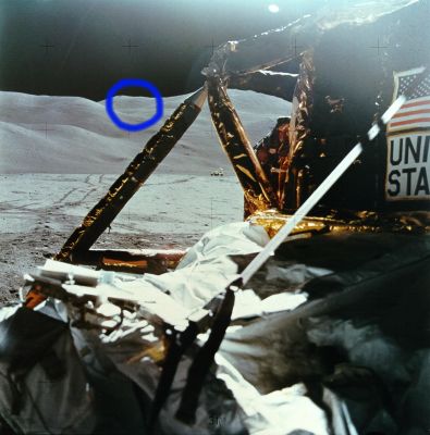 AS 15-88-11930 - LM, LR and far distant lights...
Cerchiatura Blu: due star-like objects in prossimità della vetta della collina che sovrasta la pianura dove si trovano il LM ed il LR. 
Non riteniamo che si tratti di photographic-artifacts.
Parole chiave: Moon Panorama - Possible Surface Anomaly