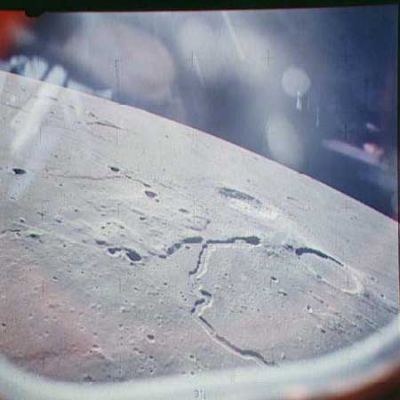 AS 15-88-12006 - Reflections in the window
Questo frame ci propone (oltre ad una suggestiva visione della Luna) una vasta serie di "effetti prismatici". Abbiamo deciso di proporlo poichè esso può tornare di una qualche utilità allorchè tenteremo di valutare e comprendere quello che appare nei frames ad esso immediatamente successivi.
Osservate infatti quello che accade a cominciare dal frame 12007...
Parole chiave: Postcards from Space