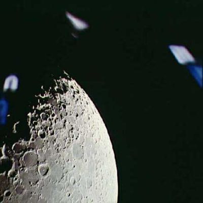 AS 15-88-12007 - What is that???
Con questa stranissima serie di "riflessi" (?) bianchi ed azzurri apriamo quindi una carrellata di 6 frames che, ancora una volta, ci offrono qualcosa di veramente difficile da spiegare. 
Guardate Voi stessi (e cercate di prestare una particolare attenzione a quelle due stranissime luci che adesso potete vedere alla Vostra Sn, circa a mezza altezza dell'immagine, a forma di "U", una bianca ed una azzurra). Potrebbe trattarsi dei cosiddetti "effetti prismatici" (che abbiamo visto tantissime volte nelle fotografie scattate in "contro-luce" - up-Sun - oppure con una sorgente luminosa particolarmente intensa che si trova in posizione defilata rispetto al campo principale inquadrato dall'obbiettivo - riguardate a tal proposito il frame AS 15-88-12006 per capire esattamente a che cosa ci stiamo riferendo) oppure dei riflessi di qualcosa (per esempio un display luminoso) che si trova all'interno della Navicella Spaziale. 
Parole chiave: Controversial