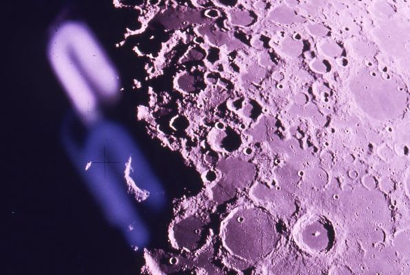 AS 15-88-12008 - What is that!!! (ORIGINAL - HD - Detail mgnf)
Il dubbio che si tratti di un oggetto ESTERNO alla Navicella sussiste, ma non siamo in grado di sostanziarlo (almeno per ora). 
Aggiornamento: in data 25.11.2004 abbiamo ricevuto i frames AS 88-12007, 12008 a 12009 in versione Originale e  Uncompressed. Nel frame AS-12008 si vede molto bene, alla Dx dell'Osservatore (dettaglio purtroppo poco visibile nella versione per ora pubblicata sul Sito) la "Blue Flare" che tenne compagnia in svariati momenti agli Astronauti dell'Apollo 14! C'è dunque una possibile connessione fra questa "Blue Flare" e le luci blu e bianche che circondano la Navicella? Secondo noi è possibile, ma l'analisi dei frames ricevuti è appena iniziata e le sorprese, come sapete, non finiscono davvero mai...
Nel frattempo, Vi offriamo un dettaglio del frame AS-12008: guardate attentamente i "riflessi" e poi cercate di farVi venire in mente qualche intuizione. Noi attendiamo con fiducia...
Parole chiave: Highly Controversial