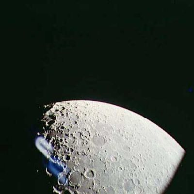 AS 15-88-12009 - What is that???
Le due luci si sono spostate, decisamente, rispetto alla posizione che occupavano nel frame precedente. Anche in questa immagine la nostra sensazione istintiva è che si tratti di un semplice, ancorchè curioso, riflesso di qualcosa che si trova all'interno dell'Apollo 15. 
Il problema - lo ribadiamo - è che non sapremmo proprio dire cosa...
Parole chiave: Controversial