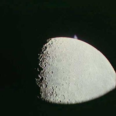 AS 15-88-12011 - What is that???
Un debole riflesso, ora di colore indefinibile, è quanto rimane delle due luci colorate a forma di "U" che erano apparse qualche frame indietro. Noi non vogliamo creare il mistero a tutti i costi e la ricerca di "Anomalie" (anche se questo è parte del lavoro di Lunar Explorer Italia) deve essere costante, ma mai ossessiva - se lo fosse, perderemmo l'obiettività che deve invece seguirci sempre: e secondo noi, quando si è persa l'"obiettività", si finisce inevitabilmente con il perdere anche la "credibilità" che magari, con fatica , ci siamo con il tempo guadagnati... 
Eppure, ogni qual volta analizziamo la Collezione Apollo, dobbiamo ammettere che le sorprese, come gli esami, "non finiscono davvero mai"...
Parole chiave: Controversial