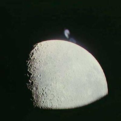 AS 15-88-12012 - What is that???
Le due "U" riappaiono ancora, con una certa chiarezza, ma il loro colore adesso è "grigio", del tutto indefinibile e comunque non v'è traccia del blu acceso che avevamo visto poco fa. 
Ora noi pensiamo che, se si fosse davvero trattato di un riflesso di qualcosa che brillava internamente all'Apollo 15, i colori sarebbero dovuti rimanere comunque percepibili. Magari con delle diverse sfumature - le quali possono essere influenzate da "n" fattori - ma i colori di base sarebbero dovuti risultare ancora (sostanzialmente) visibili.
E invece no...
Questo è comunque l'ultimo frame che ripropone il fenomeno che Vi abbiamo appena raccontato.
