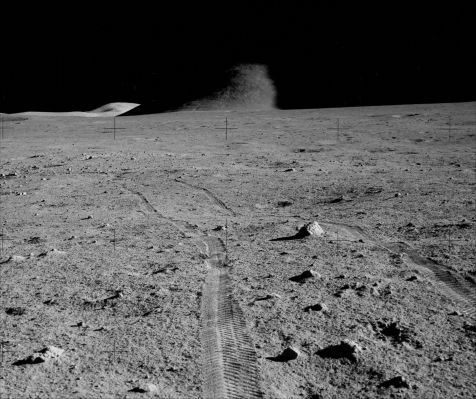 AS 15-85-11403 - Mount Hadley in the darkness (HR)
Caption NASA originale:"122:14:35 MT. Rightward of 11402, showing the view to the North along the in-bound Rover tracks with the deeply shadowed West Face of Mt. Hadley in the distance".
Parole chiave: Lunar Surface - Mount Hadley
