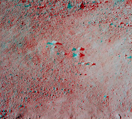 AS 15-86-11605 and 11606 - Lunar terrain... (3D)
Le immagini tridimensionali, come abbiamo già detto, sono le uniche che permettono agli "Astronauti Virtuali" di avere un'idea attendibile di quelle che sono le reali condizioni del terreno su cui ci si muove. Ma quando le immagini a 3D ci mostrano dei dettagli estremamente ravvicinati, allora la tridimensionalità viene in supporto anche per la migliore comprensione di quella che noi chiamiamo "tessitura" del suolo. Nella Sezione dedicata all'Apollo 15 abbiamo, grazie all'aiuto del Dr Feltri, qualche frame il quale ci mostra veramente bene (e da vicino) la superficie della Luna. 
Ebbene, a parere del Dr Feltri e nostro, esiste qualcosa di più di una semplice somiglianza fra il suolo del nostro Satellite ed il suolo di Marte (soprattutto quello di Meridiani Planum). Coincidenza o affinità di base?...
Parole chiave: The surface of the Moon - steps