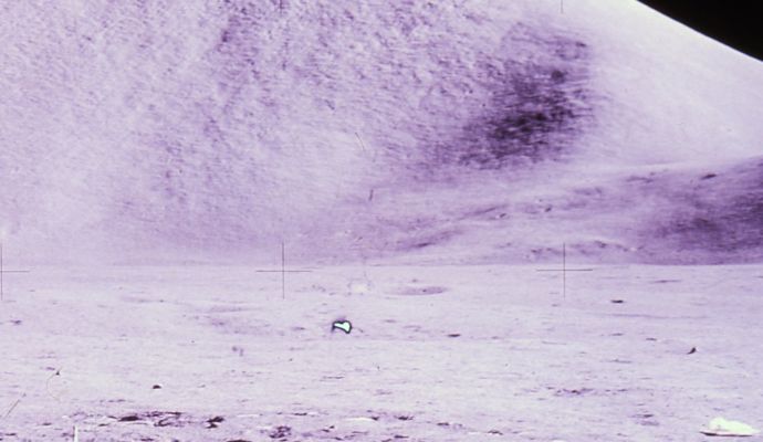 AS 15-87-11249 - Mount Hadley in colors (ORIGINAL-HD-detail mgnf)
Siamo giunti in possesso, grazie alla cortese collaborazione di uno dei Curatori dell'Istituto di Scienze Planetarie (RPIF), della versione originale, HD ed uncompressed del frame che ci aveva incuriosito a causa di una strana "roccia" grigia ed azzurra - o così ci sembrava... - visibile al centro dell'immagine a (stimiamo) una quarantina di metri (forse meno) dall'Astronauta che aveva effettuato la ripresa. Ebbene, con enorme stupore dobbiamo riscontrare che - forse - quella "cosa" che sembrava un macigno, è una vera e propria Anomalia di Superficie. Si tratta forse di un grande cristallo che riflette i raggi del Sole e brilla come un faro? E' qualcosa di "alieno"? Guardate l'immagine e giudicate Voi stessi: la particolare - ed elevatissima - sovraesposizione raggiunta dall'oggetto estraneo inquadrato ha, purtroppo, cancellato ogni suo possibile dettaglio superficiale. Abbiamo una sola (ma molto precisa) sensazione e la condividiamo con Voi: quell'oggetto sembra emanare luce propria...
Parole chiave: Extreme Anomaly