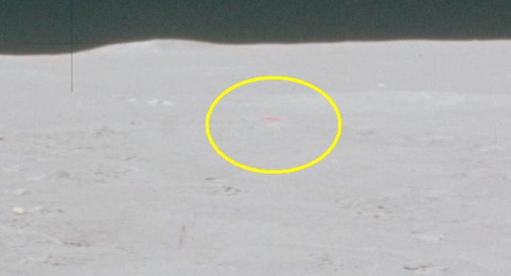 AS 15-87-11858 - A "Red Spot" on the Moon (detail mgnf)
Una chiazza rossa sulla superficie della Luna: di che cosa si tratta? 
Noi Vi diciamo di che cosa NON si tratta: non si tratta di una "distorsione cromatica"; non si tratta di un photoartifact; non si tratta di "spazzatura lunare" e non si tratta neppure di una componente - vogliamo dire "nota" al Pubblico?!? - dell'equipaggiamento scientifico degli Astronauti.

E allora di che cosa si tratta? Si tratta di un "qualcosa" che, di tanto in tanto, si intravede nei frames NASA-Apollo per le Missioni successive all'Apollo 14.
Ma che cos'è, effettivamente? 

Noi non ne abbiamo idea; Voi, se volete, mandate questo dettaglio alla NASA e provate a chiederglielo...
Parole chiave: Lunar Surface - Highly Controversial