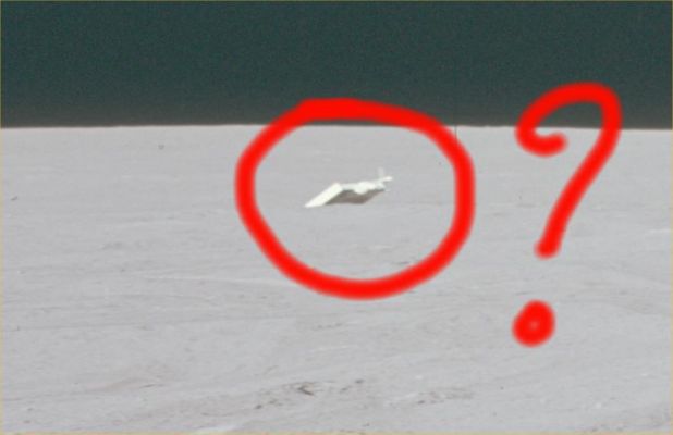 AS 15-87-11858 - Trash and "something else" (detail mgnf)
Un dettaglio, da uno dei frames NASA originali e non compressi contenuti nell'Area Riservata. Si tratta di "spazzatura lunare", ovvero residui degli imballaggi in cui erano custodite svariate attrezzature da usarsi sulla Luna e poi da abbandonare (tipo il Lunar Rover). 
Ma in questo detail mgnf non c'è solo "lunar trash": dietro lo scatolone ormai vuoto (e mai commentato ufficialmente dalla NASA) si intravede un qualcosa - distante una decina di metri dal target maggiore - che sembra essere una sorta di colonnina ben piantata nel suolo e che, dati ufficiali NASA alla mano, non dovrebbe esistere.
Photoartifact? No, non questa volta.
Manufatto alieno? Può darsi.
Esperimento "top secret"? Ecco: questa è l'ipotesi che, in fondo, ci pare la più credibile.

E Voi che dite?
Parole chiave: Lunar Surface - Controversial