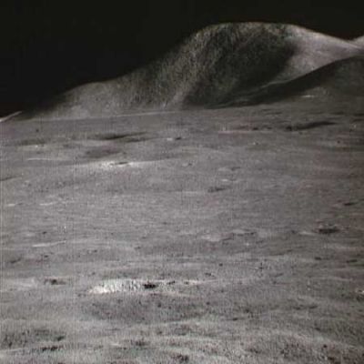 AS 15-90-12186 - Mount Hadley
Ci stiamo avvicinando alle pendici dell'Hadley Mountain. Da notare la forma curiosa di questa montagna e la (almeno apparente) mancanza di asperità sul suo lato illuminato. Sembra, in effetti, che la parete visibile di questo rilievo si stata "levigata"...
Parole chiave: Moon Panoramas