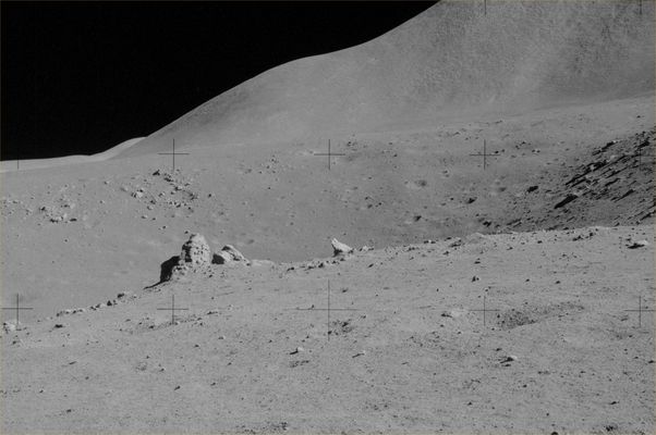 AS 15-90-12243 - The edge of "Dune Crater", "sharp boulders" and Mt Hadley
nessun commento
Parole chiave: Lunar features - Dune Crater, boulders and Mt Hadley