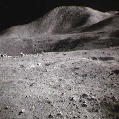 AS 15-90-12244 - Mount Hadley and Crater
Questo frame assomiglia molto ad AS 15-85-11488 ma la fotografia è stata effettuata da una distanza molto più ravvicinata rispetto a quella dell'altro frame citato. Molto ben visibile, in questa ripresa, un cratere che si apre proprio alle pendici del rilievo montuoso. Sulla Sn dell'immagine, in alto, un piccolo Star-like Object.
Parole chiave: Moon Panoramas