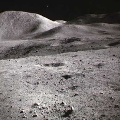 AS 15-90-12245 - Mount Hadley and Crater
Prosieguo della panoramica relativa all'Hadley Mountain. Ottima la definizione; molto evidente, nel buio cielo lunare, uno Star-like Object che troneggia al centro dell'immagine.
Parole chiave: Moon Panoramas