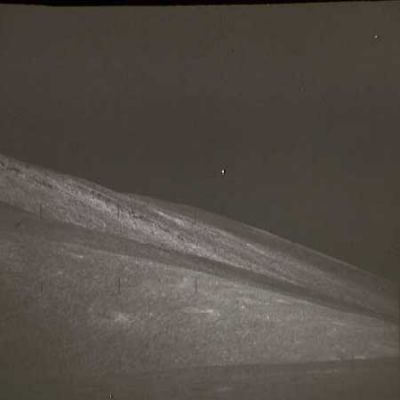 AS 15-90-12264 - Bright lights on the Moon
Una fantastica immagine che ritrae due Star-like Objects, uno dei quali brilla come raramente ci era capitato di vedere negli Apollo frames. Il frame AS 15-90-12264 uncompressed ha confermato che si tratta di due oggetti reali - ossìa di due "corpi" che sono effettivamente rimasti impressi sulla pellicola - e non di "artifacts" o "defects" veri e propri, risultanti da un eccesso di compressione del file originale. Che dire di più? Sono due stelle? Vediamo il frame successivo...
Parole chiave: Controversial