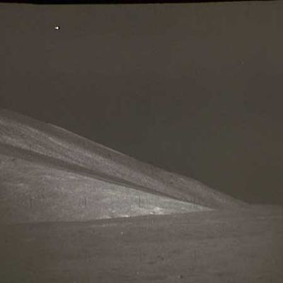 AS 15-90-12265 - Bright lights on the Moon
...Lo Star-like Object più luminoso che avevamo visto nel frame precedente adesso è ancora più luminoso e, anche se l'angolo di ripresa è cambiato, l'impressione è che l'oggetto abbia modificato la propria posizione. Inoltre (e questo si può vedere bene anche senza controllare il frame uncompressed) lo Star-like Object sembra essere costituito da due corpi sferici, uno più piccolo ed uno più grande. 
Pensate ancora che si tratti di una stella?
Parole chiave: Controversial