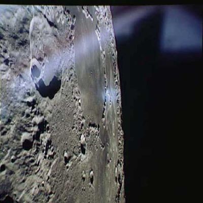 AS 15-91-12375 - The Moon from orbit
Vi proponiamo ora una serie di 6 frames (con una "sorpresa" per l'ultimo!) che rappresentano delle suggestive vedute della Luna da un'altezza di circa 300 Km. Si tratta di immagini davvero bellissime, ricche di dettagli e definite in maniera davvero eccellente.
Parole chiave: Moon from orbit