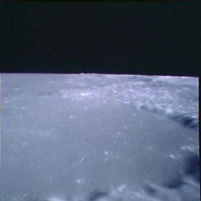 AS 15-91-12386 - The Moon from orbit
I colori della Luna adesso sono cambiati, poichè è cambiata non solo l'area ripresa e - sia pure leggermente - la distanza dalla superficie, ma anche perchè è cambiata la posizione del Sole rispetto sia alla Navicella, sia alla Luna: la luce adesso è più radente. Questo fenomeno lo potrete meglio constatare osservando le ombre dei rilievi montuosi fotografati che tenderanno progressivamente (e visibilmente) ad allungarsi. La definizione è un pò peggiorata, ma la qualità delle immagini resta molto alta.
Parole chiave: Moon from orbit