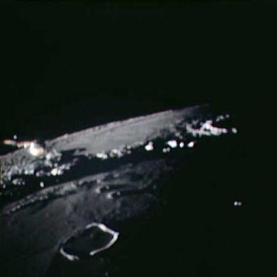 AS 15-91-12403 - Check the left side!!!
E chiudiamo questa rapida carrellata di fotografie orbitali con un frame che, sebbene sfuocato, ci mostra con sufficiente chiarezza qualcosa che potrebbe aprire nuove discussioni sui "close encounters" delle Navicelle Apollo con "oggetti" dalla natura indecifrabile. Guardate sulla Vostra Sn: c'è un oggetto color oro, di forma allungata, che si "stacca", letteralmente, dalla superficie della Luna (nel senso che NON fa parte di essa) e che sembra trovarsi ad una certa altezza rispetto alla medesima. Oltre il margine superiore Sn dell'oggetto (una specie di fusoliera, dalla forma non perfettamente lineare) e ben oltre il limite dell'orizzonte lunare, si vede uno Star-like Object. C'è chi pensa che esso sia parte della struttura dorata che ha colpito la nostra attenzione ma, onestamente, non siamo in possesso di elementi decisivi al riguardo. Si badi che l'UFO (?) potrebbe pure essere una componente esterna dell'Apollo 15 che ci appare sfuocata poichè la foto venne scattata da una distanza troppo ravvicinata.
Parole chiave: Moon from orbit - Controversial