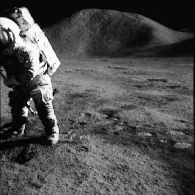 AS 15-92-12425 - Astronaut and Hill in the distance
Questa immagine in b/n - al pari di molte altre - è stata inserita nella Collezione "Lunar Explorer" semplicemente perchè (almeno a nostro avviso) è "bella". Cogliamo inoltre l'occasione per suggerirVi di fare - qualora non ci aveste già pensato - una riflessione circa l'effetto che producono sull'Osservatore le immagini della Luna in b/n rispetto a quelle a colori. La differenza che appare ai nostri occhi - anche e soprattutto osservando panorami identici - è davvero enorme e, in tutta onestà, ci riesce difficile spiegarne i motivi. Secondo Voi è perchè nel nostro immaginario collettivo la Luna è in "bianco e nero"?...
Parole chiave: Postcards from the Moon