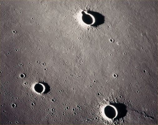 AS 15-93-12638 - Oceanus Procellarum (HR)
Veduta orbitale dell'Oceano delle Tempeste, con i crateri Schiaparelli C (al centro in alto) ed E (al centro in basso).
Parole chiave: The Moon from orbit - Craters (Schiaparelli C and E)