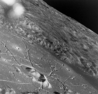 AS 15-93-12653 - Humboldt Crater
Da notare la fitta rete di crepacci (canali?) interni alla circonferenza di Humboldt: uno spettacolo della Natura, una configurazione superficiale davvero singolare ed un rompicapo per i sostenitori dell'ipotesi secondo cui la causa del 99,9% dei crateri visibili sulla Luna (Humboldt incluso) e sugli altri corpi planetari del Sistema Solare deve essere individuata in meccaniche da impatto.
Certo, la meccanica da impatto è intuitiva, semplice ed immediata ma, specie in ipotesi come questa, siamo realmente certi che la possiamo considerare definitiva ed esaustiva?
Parole chiave: The Moon from orbit - Craters (Humboldt)