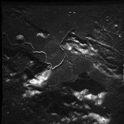 AS 15-94-12812 - Features of the Moon (1)
Una serie di immagini della Luna che ne rivelano alcune delle sue più affascinanti ed intriganti caratteristiche superficiali: crateri, caldere, crepacci, "ridges" (creste), colline piatte ed aguzze, catene montuose ed aree pianeggianti. La bellezza della Luna da (circa) 280/300 Km di quota. Immagini simili, ancorchè non così precise ed "affilate" (a causa del "filtro" costituito dalla nostra atmosfera), possono essere ottenute con un modesto telescopio riflettore (meglio se rifrattore), una decente macchina fotografica ed una pellicola Kodak che potete comprare al supermercato, dal balcone di casa Vostra. Provate e non dimenticate che tutte le volte in cui scattate una fotografia alla Luna - ed a meno che l'oggetto ripreso non sia l'area cosiddetta del "terminatore" - ossìa la "linea immaginaria" che separa il lato in luce da quello in ombra - dovete usare pose di max 1", altrimenti la fotografia risulterà sovraesposta ed inguardabile (credeteci: parliamo per eseperienza diretta...)!
Parole chiave: Moon from orbit