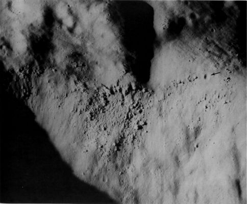 AS 15-9596 - Tsiolkovsky
Drastic enlargement of a panoramic camera frame provides a wealth of detail within the small area outlined in AS 15-9591. Note the many large blocks on the slope. The largest block is about 125 mt wide. Most blocks apparently originated at the discontinuous ledge near the top of the slope. Note also the fillets on the upslope side of many of the blocks. They probably consist of fine-grained debris that was trapped behind the blocks as it moved downslope. The arrows identify what appear to be two craters in the process of being destroyed by erosion. Otherwise, craters are absent on the steeply dipping slope, although numerous craters are present on the gentler slopes above.
Parole chiave: The Moon from orbit - Craters - Tsiolkovsky