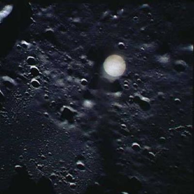 AS 15-96-13063 - Craters and a possible anomaly
Un panorama della Luna da quasi 300 Km di altezza ed una curiosa luminescenza a forma ovale. Anche in questo frangente, dato che non siamo in possesso del file uncompressed, possiamo solo rimarcare la stranezza del fenomeno (che potrebbe anche essere causato da un'albedo molto elevata delle pareti di un cratere - fenomeni simili sono già stati visti e fotografati!) ma non ci sentiamo di addentrarci in valutazioni più approfondite.
Parole chiave: Moon from orbit - Controversial