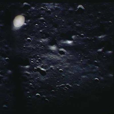 AS 15-96-13064 - Craters and a possible anomaly
Il frame immediatamente successivo a quello che ci ha lasciati, per così dire, "perplessi", non chiarisce nulla. Anzi...complica le cose.
Al momento e disponendo solo di queste immagini non possiamo dire nulla di più.
Parole chiave: Moon from orbit - Controversial