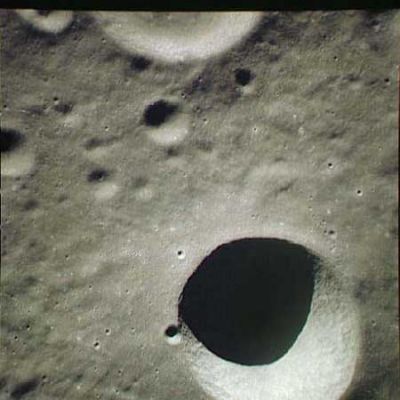 AS 15-97-13145 - Big crater, small crater...
Un cratere "maggiore" con al suo fianco (anzi: sul suo bordo) un cratere minore. Si tratta di un fenomeno assolutamente naturale che abbiamo avuto occasione di riscontrare anche su Marte e su alcune delle lune dei Giganti Gassosi. 
Strano...ma vero!
Parole chiave: Moon from orbit