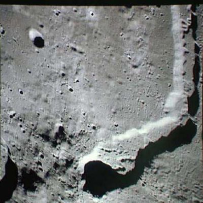 AS 15-97-13256 - A long, long, Lunar canyon
nessun commento
Parole chiave: Moon from orbit