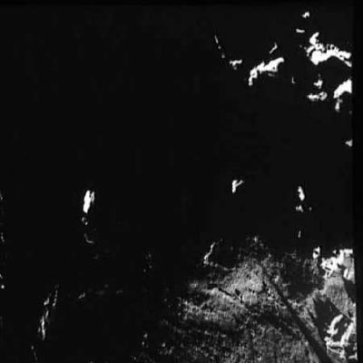 AS 15-98-13301 - A long - unexplainable - shadow on the Moon (1)
Un'immagine stupenda ed inesplicabile: leggete i commenti alle misteriose Cuspidi di Blair (Sez. "Before the Moon and Walking on the Moon") e poi guardate in questa fotografia l'ombra che si stende sulla superficie Lunare e che è visibile sulla Dx dell'immagine: un'ombra certamente imponente e, nelle sue fattezze, davvero affascinante! Da che cosa è causata? Qual'è la montagna (o la "colonna") da cui l'ombra deriva? Guardate la versione originale uncompressed (nella Reserved Area): ne vale davvero la pena!
Parole chiave: Controversial