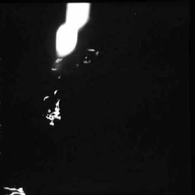 AS 15-98-1330 - Unexplainable "light", hovering over the Moon (1)
Un oggetto luminoso - che sembra costituito da due corpi ovali attaccati - si muove sulla superficie Lunare. 
Forse (al pari degli svariati fotogrammi che seguono e mostrano i movimenti della "luce") questa è una delle immagini più controverse - e meno conosciute - fra quelle esistenti in materia di "Anomalie Lunari".
Anomalie Lunari: oggetti di origine sconosciuta e dalle forme anomale; ombre inspiegabili; star-like objects e chissà che altro ancora che noi, pur guardando, non siamo riusciti a vedere...
Parole chiave: Possible Orbital Anomaly - Controversial