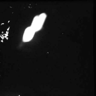 AS 15-98-13304 - Unexplainable "light", hovering over the Moon (2)
Non mancherà di certo chi dirà che questa strana forma luminosa è soltanto il riflesso di qualcosa. Onestamente è la prima cosa che abbiamo pensato anche noi: e lo abbiamo pensato perchè è la cosa più logica, semplice ed immediata che si possa pensare una volta che si sia riscontrato un fenomeno simile. Però esistono degli elementi che, se non escludono, quantomeno riducono fortemente le possibilità che si tratti di un riflesso. In primo luogo questo "riflesso" si muove rispetto al suolo Lunare ed...
Parole chiave: Possible Orbital Anomaly - Controversial