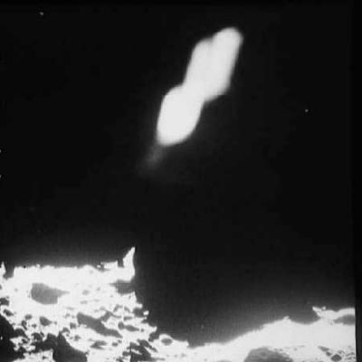 AS 15-98-13305 - Unexplainable "light", hovering over the Moon (3)
...all'obbiettivo. I riflessi non si muovono e, se lo fanno, è perchè l'Osservatore si sposta. Ma, in questo caso, anche il riflesso muta da leggermente a drasticamente la propria forma. Questo "riflesso" resta identico. In secondo luogo, dato che il "riflesso" si deve pur originare da qualcosa, noi non riusciamo proprio a capire (ma siamo pronti ad accogliere suggerimenti) da che cosa questo "riflesso" si è originato. Un terzo dato attiene la leggera sbiaditura (tipo "getto di gas" o di "altra materia")...
Parole chiave: Possible Orbital Anomaly - Controversial