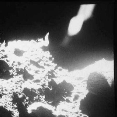 AS 15-98-13306 - Unexplainable "light", hovering over the Moon (4)
...che si può vedere in "coda" al "riflesso" e che suggerisce all'Osservatore l'idea di una qualche sorta/forma di "spinta" a cui esso potrebbe essere soggetto e da cui esso potrebbe trarre movimento. 
In ogni caso, la sensazione e l'impressione che globalmente ricaviamo dall'osservazione di questo fenomeno è che si tratti, effettivamente, di una "Anomalia" la cui origine, però, risulta difficile (se non impossibile) da spiegare. Secondo noi NON è certamente un riflesso: la foto ritrae qualcosa di reale.
Parole chiave: Possible Orbital Anomaly - Controversial