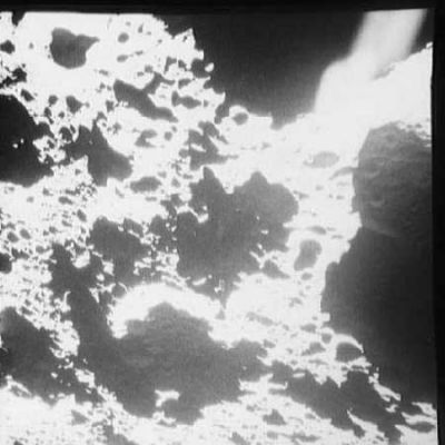 AS 15-98-13307 - Unexplainable "light", hovering over the Moon (5)
Potrebbe trattarsi, escludendo l'ipotesi dell'UFO, anche di un Fenomeno Lunare Transitorio (tipo un outgassing), ma se così fosse esso dovrebbe - come solitamente accade in questi casi - mutare rapidamente forma e luminosità e poi dissolversi. Un'onesta opinione da parte degli Esperti della NASA sarebbe potuto risultare fondamentale per chiarire il mistero però, ahimè, le domande che abbiamo rivolto a chi di dovere non sono state seguite da alcuna risposta e quindi - come ormai è regola -...
Parole chiave: Possible Orbital Anomaly - Controversial