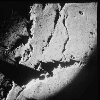 AS 15-98-13331 - A "chain of mountains" on the Moon
Ancora una volta possiamo osservare una splendida "catena montuosa" in cui i picchi (che sembrano particolarmente aguzzi) proiettano ombre sul suolo lunare che - grazie anche al Sole che è molto basso sull'orizzonte - si allungano a dismisura e paiono aggiungere un ulteriore tocco di mistero e di magia ad un mondo che, nella sua grigia e gelida bellezza, ci rusulta però sempre e comunque affascinante.
Parole chiave: Moon from orbit