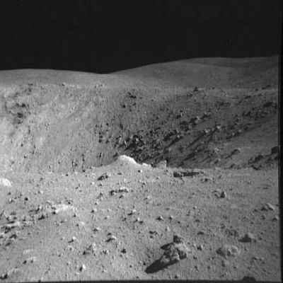 AS 16-106-17239 - A very BIG crater
Tra il 16 ed il 27 Aprile 1972, l'Apollo 16, con a bordo gli astronauti John W. Young (Comm), Charles M. Duke (LM pilot) e Thomas K. Mattingly, esegue senza particolari problemi una lunga missione (11 giorni) Terra-Luna, con allunaggio sulle Descartes Highlands. Nel corso della Missione verranno effettuate 3 EVA (per un totale di oltre 20 ore di passeggiate ed esperimenti sulla Luna) e la permanenza in termini di tempo totale sul nostro Satellite sarà pari a circa 71 ore (quasi 3 giorni pieni!).
Parole chiave: Moon Panoramas