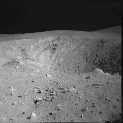 AS 16-106-17241 - A very BIG crater
Un'altra immagine che continua la panoramica (iniziata con il frame AS 16-106-17239) su questo cratere che sembra aver decisamente attratto l'attenzione degli Astronauti. 
Abbiamo scelto queste due immagini perchè, a nostro avviso, rappresentano abbastanza bene l'immagine della Luna che appare più frequentemente nell'immaginario collettivo: crateri, sassi. polvere e desolazione. 
Eppure, nonostante queste "caratteristiche personali" non certo accattivanti, le fotografie della Luna conservano sempre un grandissimo fascino: chissà perchè...
Parole chiave: Moon Panoramas