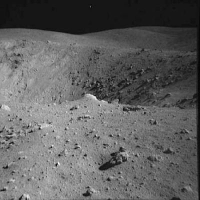 AS 16-106-17259 - A very BIG crater
prosieguo della panoramica - appare uno Star-like Object. Abbiamo la versione originale uncompressed di questo frame e quindi Vi possiamo confermare che, in questo caso, non si tratta di un difetto del film il quale possa ritenersi come conseguente all'iperprocessing dell'immagine.
Parole chiave: Moon - Controversial