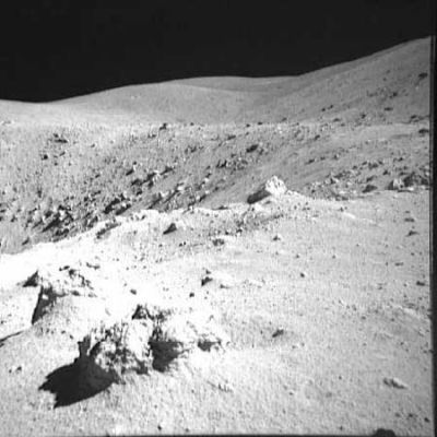 AS 16-106-17277 - Moonscape
Una visione di macigni, crepacci, terrapieni ed altre irregolarità del terreno circostante l'area di allunaggio. 
Certo che queste immagini ci fanno davvero riflettere sull'abilità del LM Pilot: allunare in una zona come questa senza avere alcun tipo di incidente è senza minimamente danneggiare il LM è il risultato (pensiamo) di un talento e di un sangue freddo davvero grandissimi!...
Parole chiave: Moon Panoramas