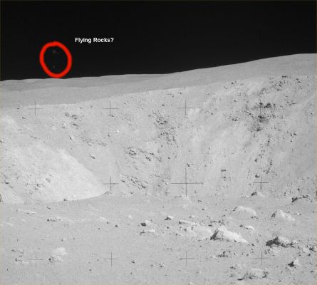 AS 16-106-17310 - What are those things?!? (HR)
Un frame che definire "controversial" è riduttivo: si tratta di una coppia di eclatanti photoartifacts, o c'è qualcosa che "viaggia" nel cielo lunare e che questa istantanea ha immortalato (senza spiegare)? Sono, in un altro punto del cielo lunare, gli stessi oggetti di cui al frame 17309?

Ai Posteri la sentenza (ovviamente ben più che ardua...)!
Parole chiave: Highly controversial frame