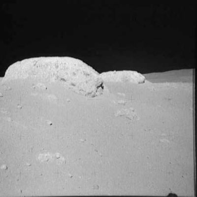 AS 16-106-17324 - What a boulder!
Un colossale macigno (boulder) piantato sulla superficie Lunare. Chissà se si tratta di un masso - già parte della Luna - scagliato lontano dalla sua sede originale in seguito ad un impatto meteorico, oppure se si tratta di un vero e proprio frammento di un corpo celeste precipitato sulla Luna qualche milione di anni fa...

Parole chiave: Moon Panoramas