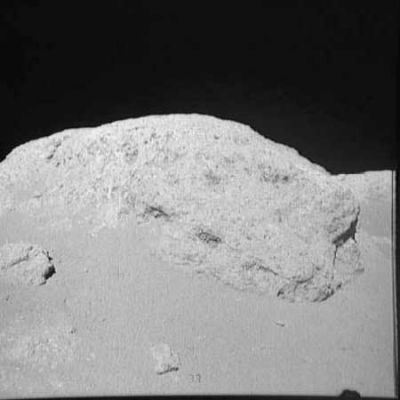 AS 16-106-17325 - What a boulder!
Primo piano del macigno: notevole e davvero suggestivo.
Parole chiave: Moon rocks, sand and debris