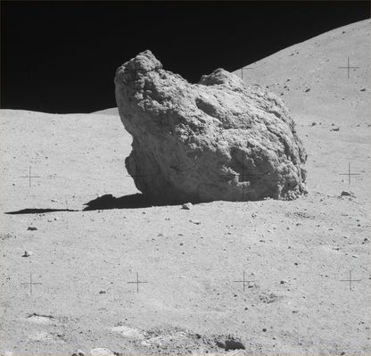 AS 16-106-17393 - Shadow Rock (2) - HR
Original caption:"168:21:49 MT. Centered on Shadow Rock. 
Charlie will collect a sample of permanently shadowed soil from under the deep overhang on the western end". 

Scan courtesy NASA Johnson
Parole chiave: Lunar Surface - Boulders