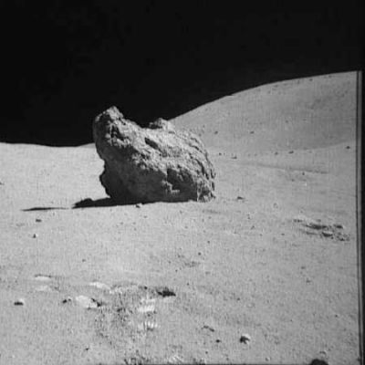 AS 16-106-17393 - What a boulder!
E che dire poi di quest'altro masso il quale, anche a giudicare dalla posizione tutta particolare che ha assunto sulla superficie Lunare, dovrebbe essere effettivamente il risultato di un impatto?
Parole chiave: Moon rocks, sand and debris