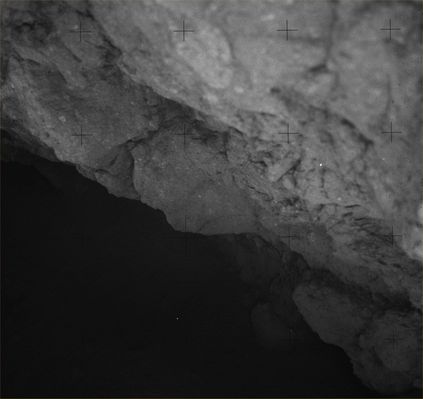 AS 16-106-17410 - In the eternal shadows... (1) - HR
Original caption:"168:30:35 MT. Charlie took this picture into the permanently shadowed area under Shadow Rock. 
An enhanced version (guardate il prossimo frame) shows some small detail, hiding in the deep shadow". 

Scan courtesy NASA Johnson.

Parole chiave: Lunar Surface - under Shadow Rock
